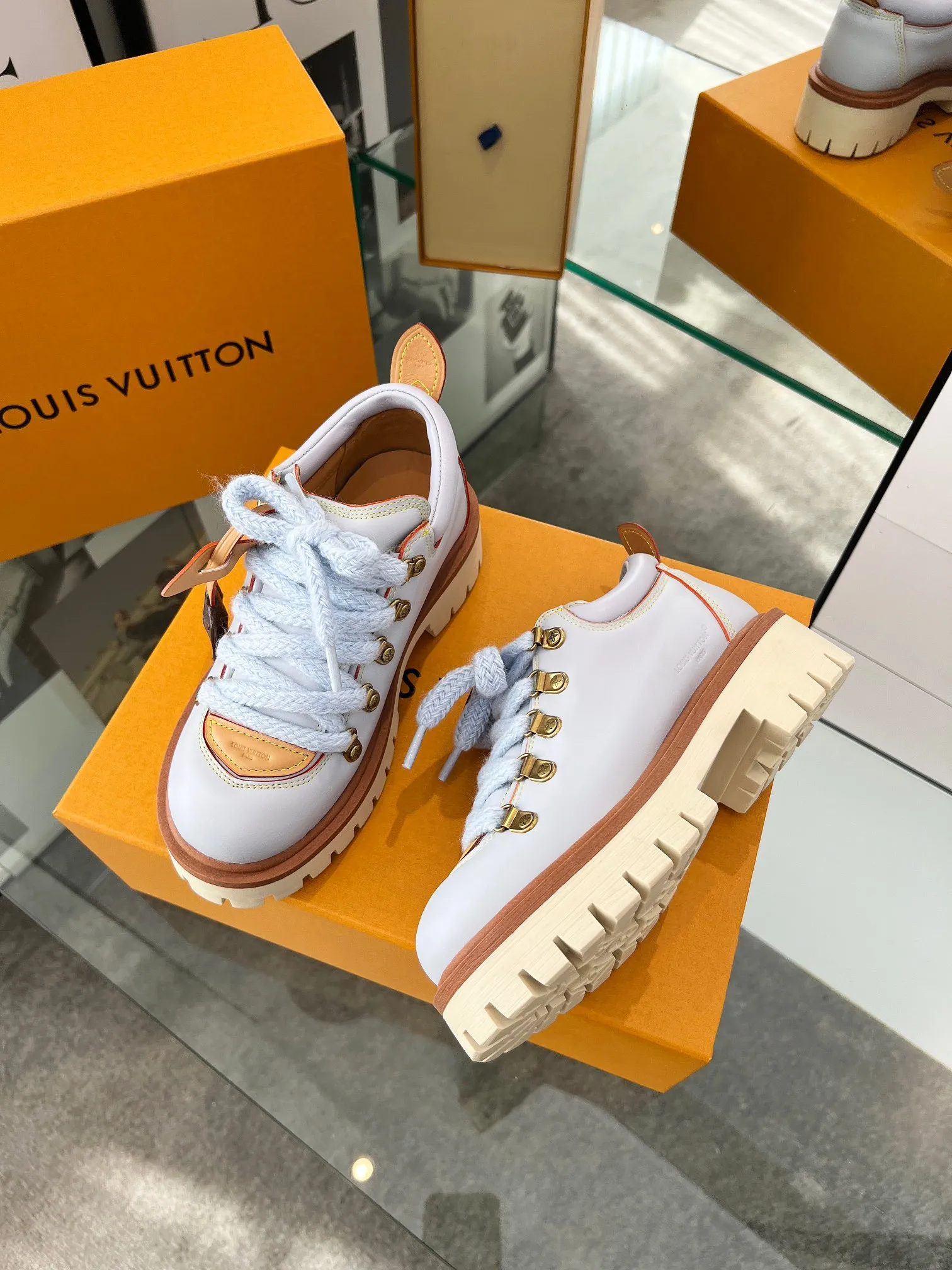 👟👟Ex-factory price 640👟👟 LV's new couple's thick-soled hiking shoes, your original custom-made large-soled shoe brand, giving the foot flexibility and freedom, a good pair of shoes to wear all summer. Fabric: First-layer imported calfskin, cowhide lining Size: 35-46 Welcome to send pictures to place orders